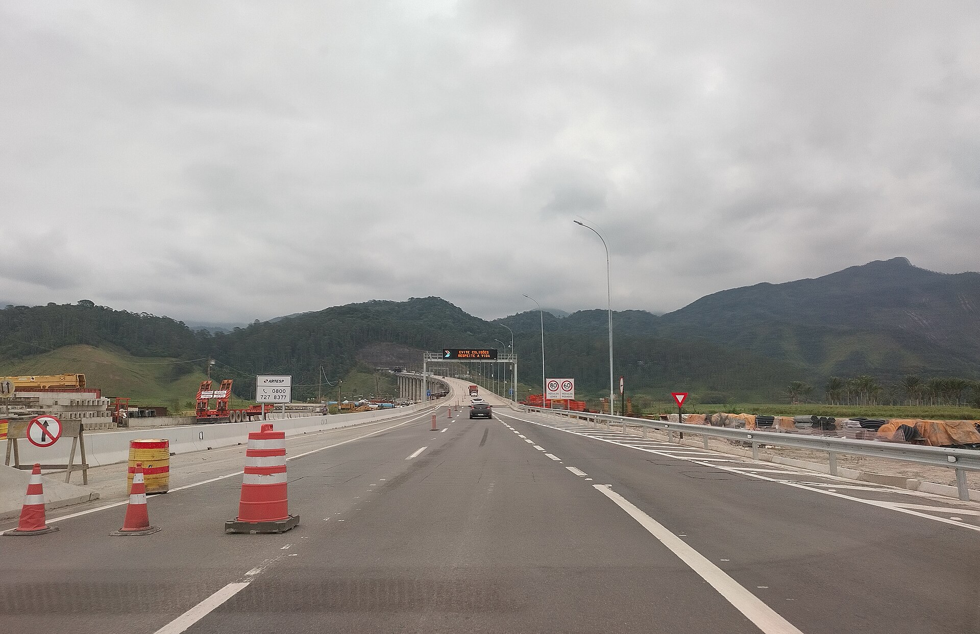 Rodovia dos Tamoios • Túnel 5 de longe.jpg